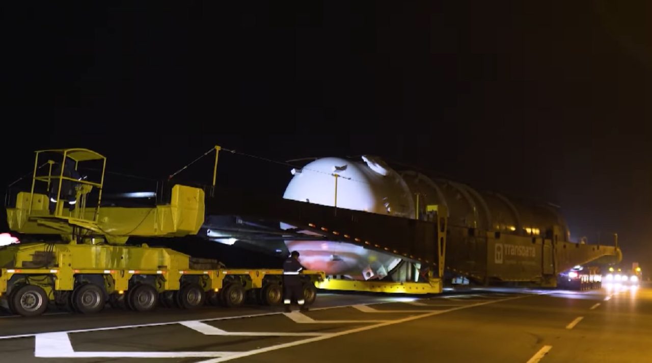 Actros 4160 transporta carga superdimensionada de 100 toneladas por mais de 300 km