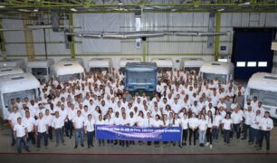Mercedes-Benz comemora a fabricação da cabine de número 250.000 em Juiz de Fora, Minas Gerais