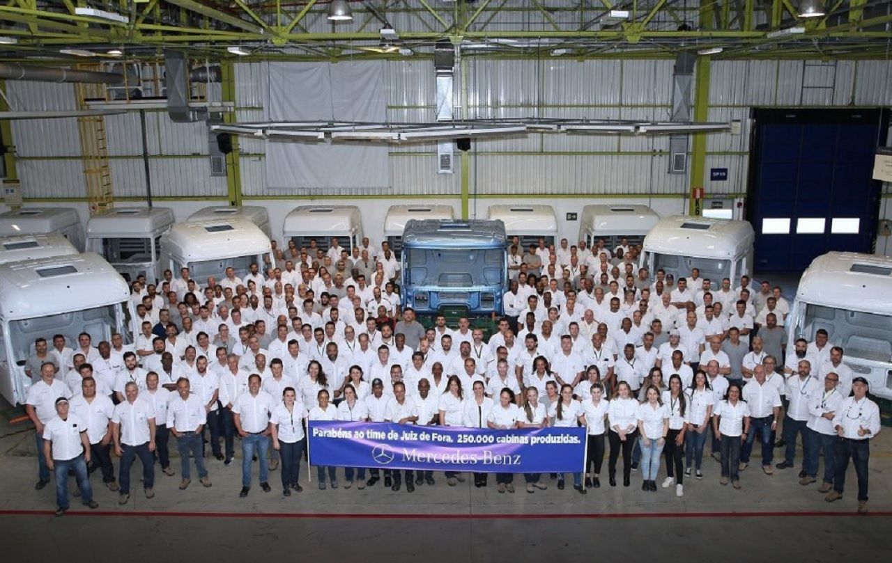 Mercedes-Benz comemora a fabricação da cabine de número 250.000 em Juiz de Fora, Minas Gerais