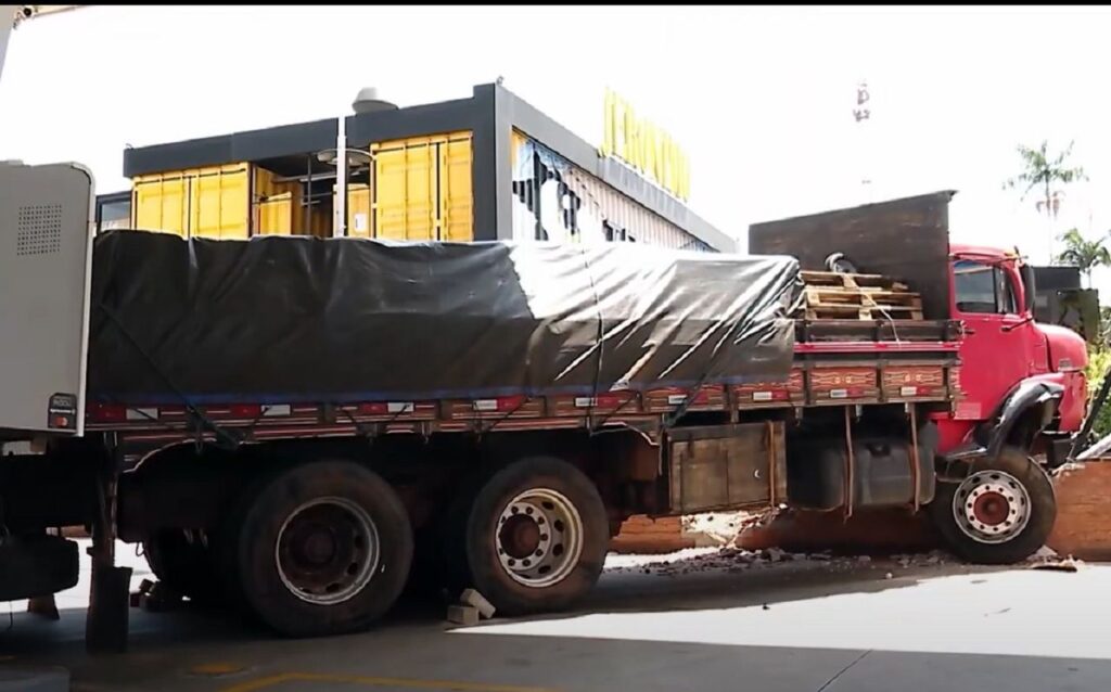 Caminhão atinge 8 carros e invade posto de combustível em São José do Rio Preto