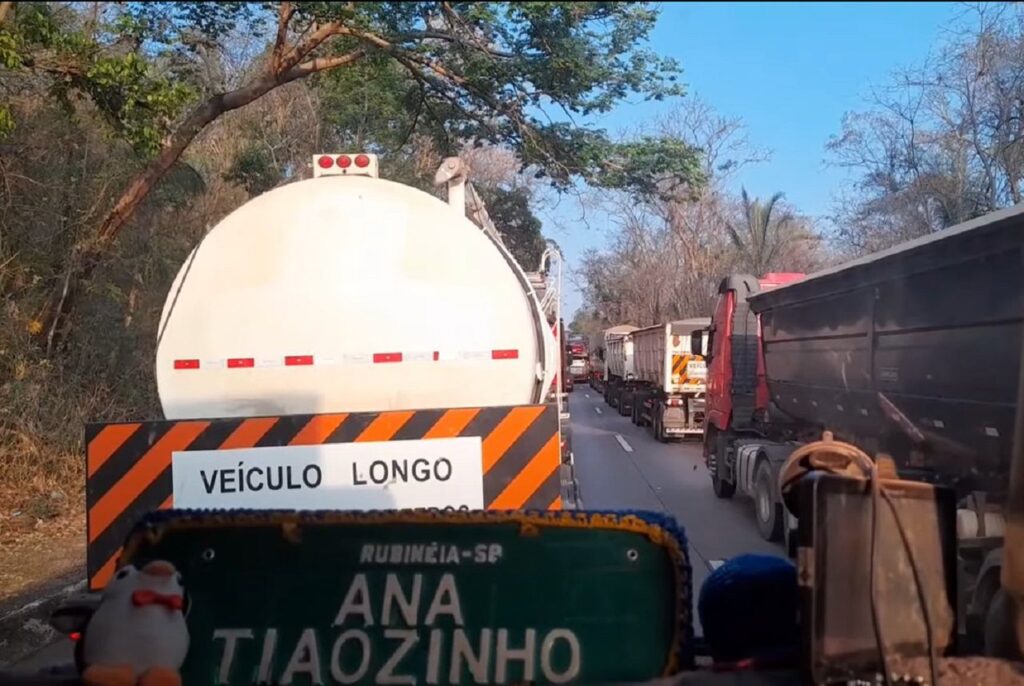 Caminhoneiros enfrentam fila quilométrica na Serra de São Vicente (MT)