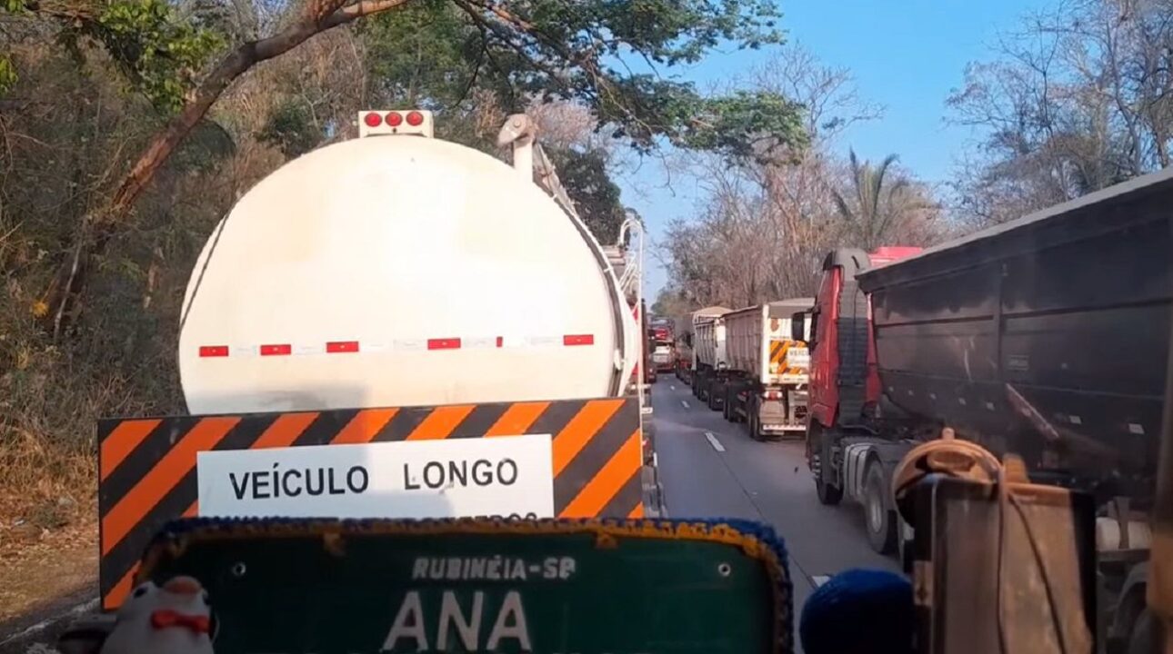Caminhoneiros enfrentam fila quilométrica na Serra de São Vicente (MT)