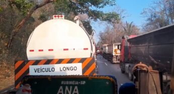 Caminhoneiros enfrentam fila quilométrica na Serra de São Vicente (MT)