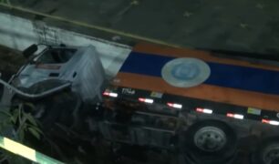 Caminhão de lixo cai sobre a linha do trem no Rio de Janeiro