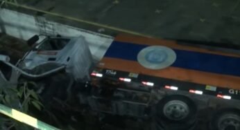 Caminhão de lixo cai sobre a linha do trem no Rio de Janeiro