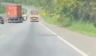 Após discussão, caminhoneiro joga carro para fora da pista na BR-277