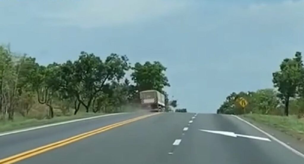 Caminhoneiro que dirigia com sinais de confusão mental é detido pela PRF na BR-153