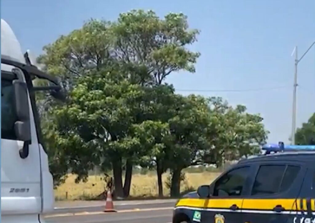 Polícia Rodoviária Federal autua caminhoneiro que passou quase 24 horas na condução do veículo