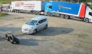 Engavetamento entre cinco caminhões deixa dois caminhoneiros feridos na BR-470