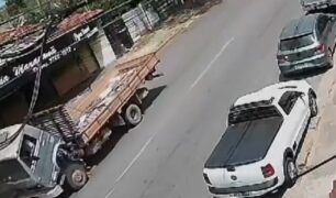 Cabine bascula com veículo em movimento em Minas Gerais
