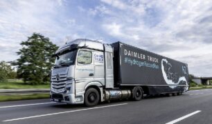 Caminhão Mercedes-Benz bate recorde abastecido com hidrogênio