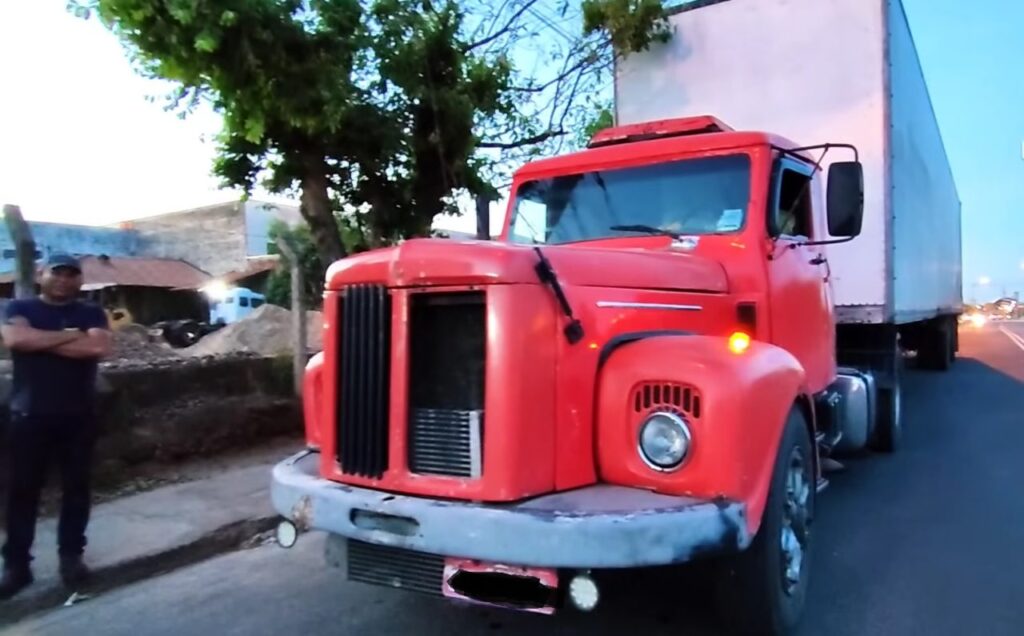 Caminhoneiro conta como ficou 120 dias com o caminhão quebrado em pátio de posto