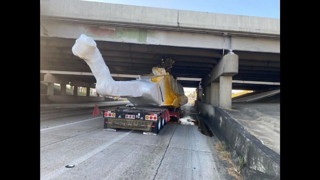 Caminhoneiro é multado após prender helicóptero em viaduto