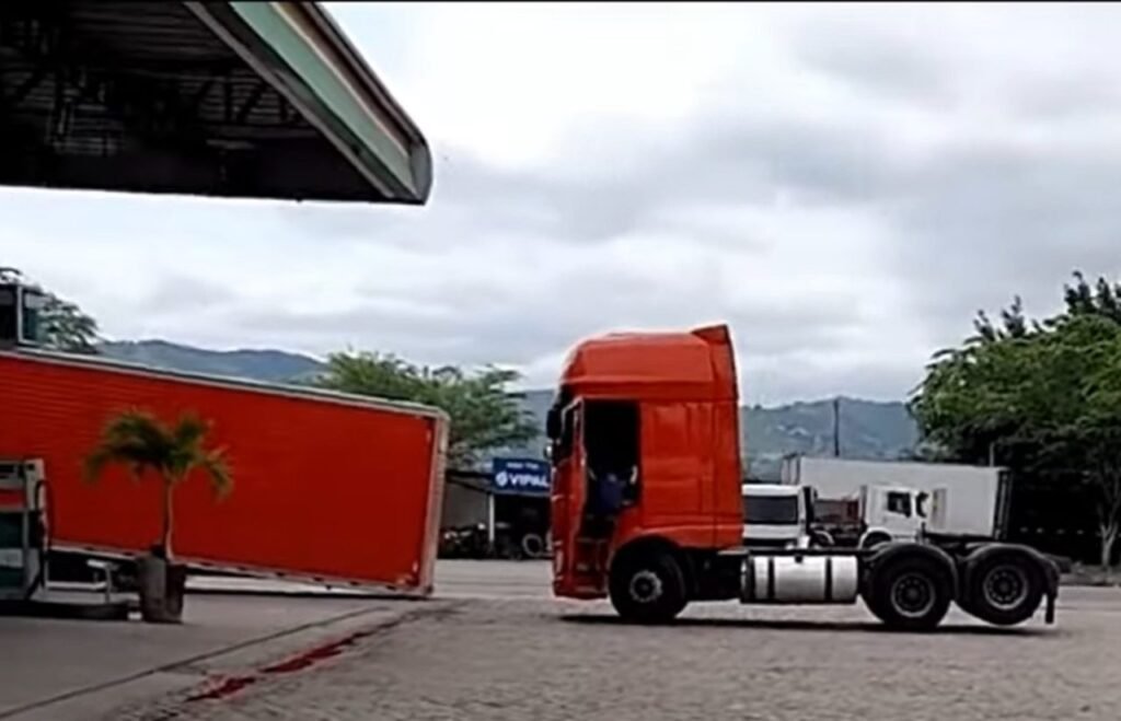 Caminhoneiro fica desesperado após deixar sua carreta em pátio e voltar minutos depois