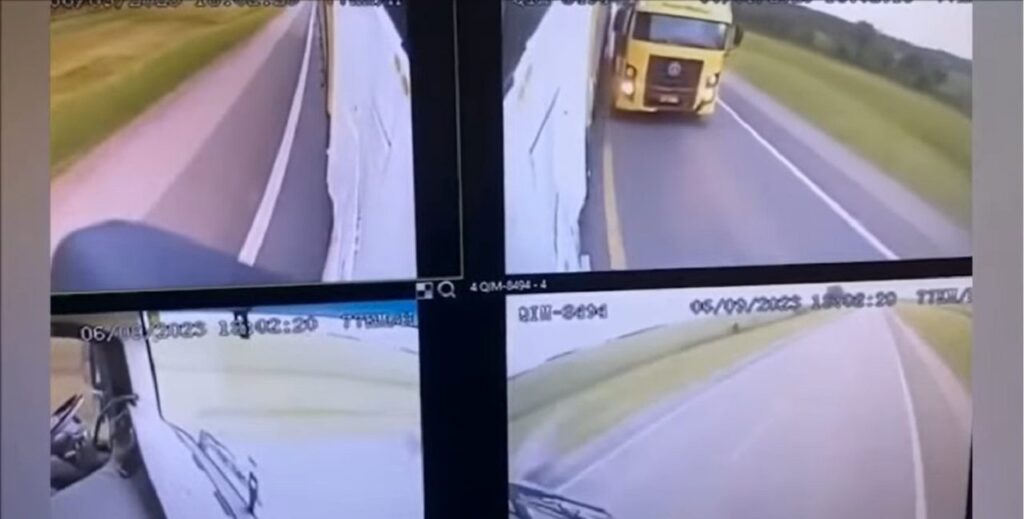 Caminhoneiro força outros veículos a irem para o acostamento ao ultrapassar em faixa contínua.