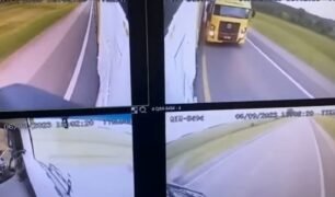 Caminhoneiro força outros veículos a irem para o acostamento ao ultrapassar em faixa contínua.