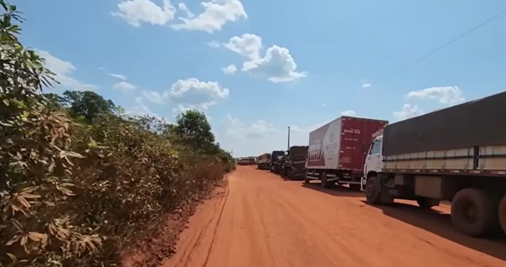 Caminhoneiro passa mais de 10 horas em fila de balsa do Xingu, em Mato Grosso