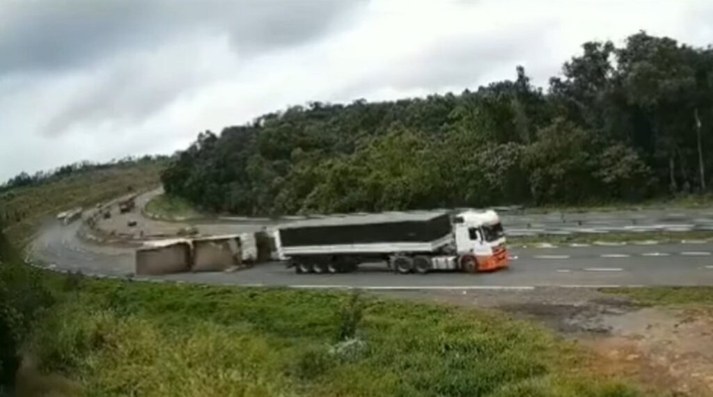 Caminhoneiro sofre grave acidente após carreta tombar