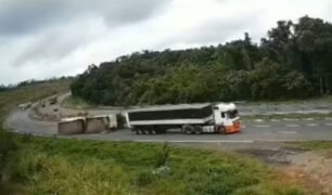 Caminhoneiro sofre grave acidente após carreta tombar