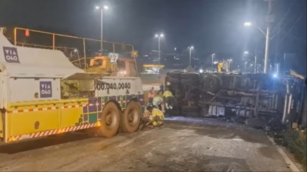 Carreta com problemas nos freios causa acidente em BH