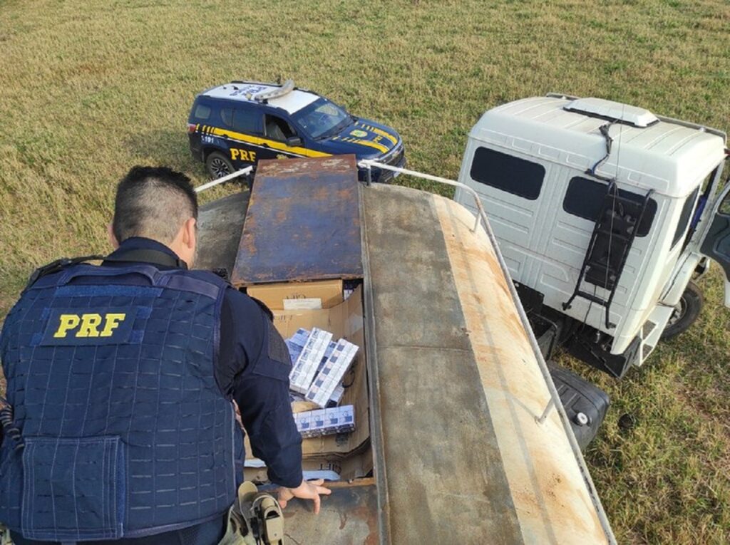 Motorista com Cigarros Contrabandeados na Carreta Foge, mas é Capturado em Ação Conjunta da PRF com a Polícia Militar