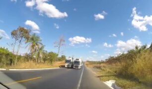 Motorista vai para acostamento para evitar colisão com caminhão realizando ultrapassagem proibida