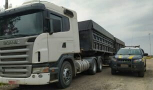 PRF autua carreta por excesso de peso após denúncia