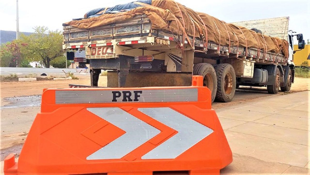 PRF flagra caminhão com excesso de peso e pneus desgastados