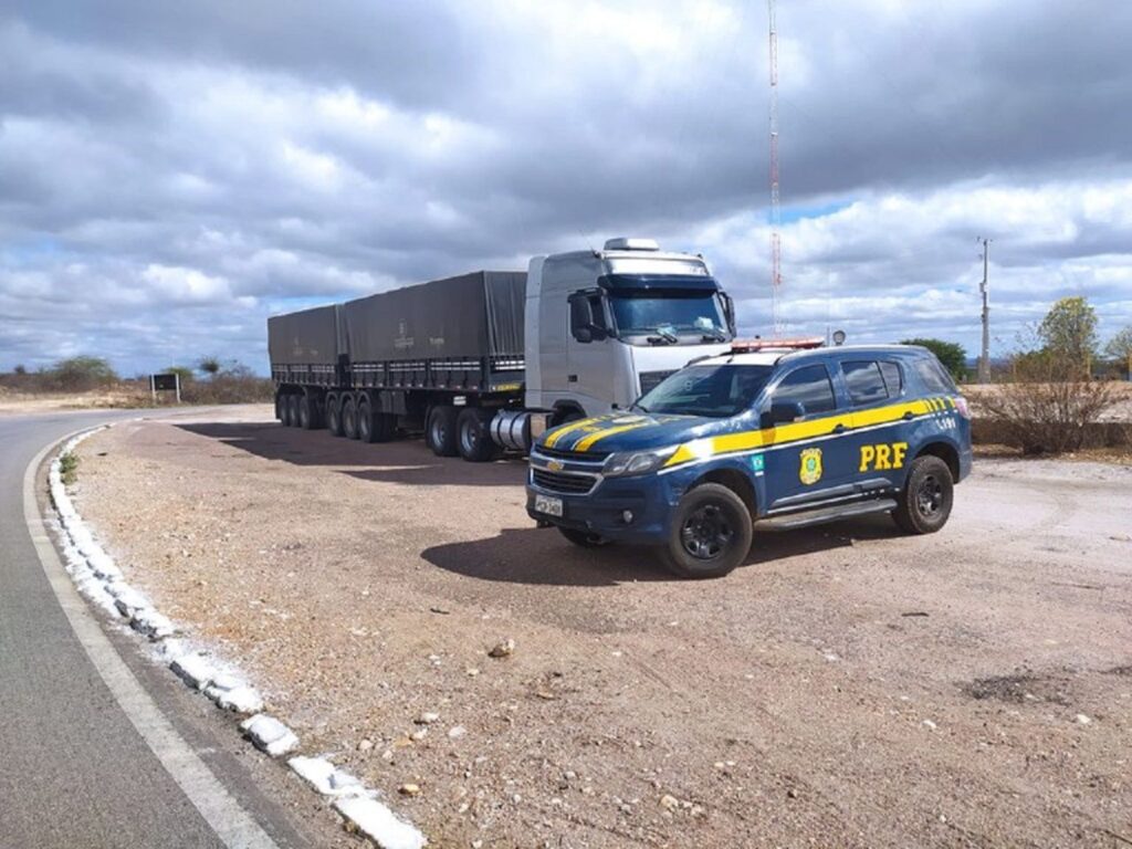 PRF flagra caminhoneiro com documento falso e portando 56 comprimidos de rebite