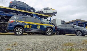 PRF flagra carro roubado em caminhão-cegonha
