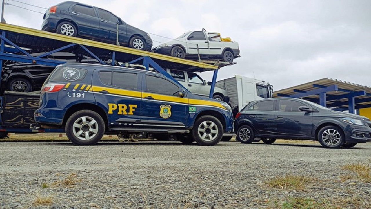 PRF flagra carro roubado em caminhão-cegonha