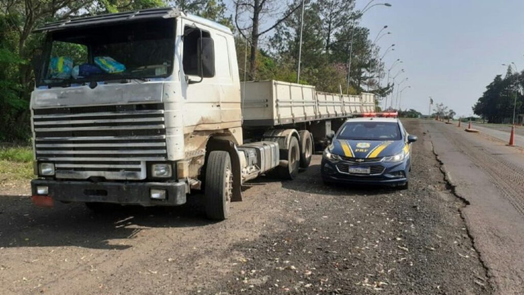 PRF prende três criminosos que haviam roubado pertences de uma cabine de caminhão