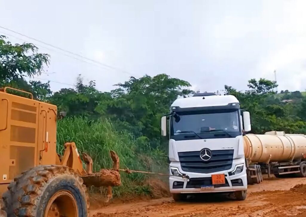 Patrola tenta puxar carreta e também fica atolada na Transamazônica