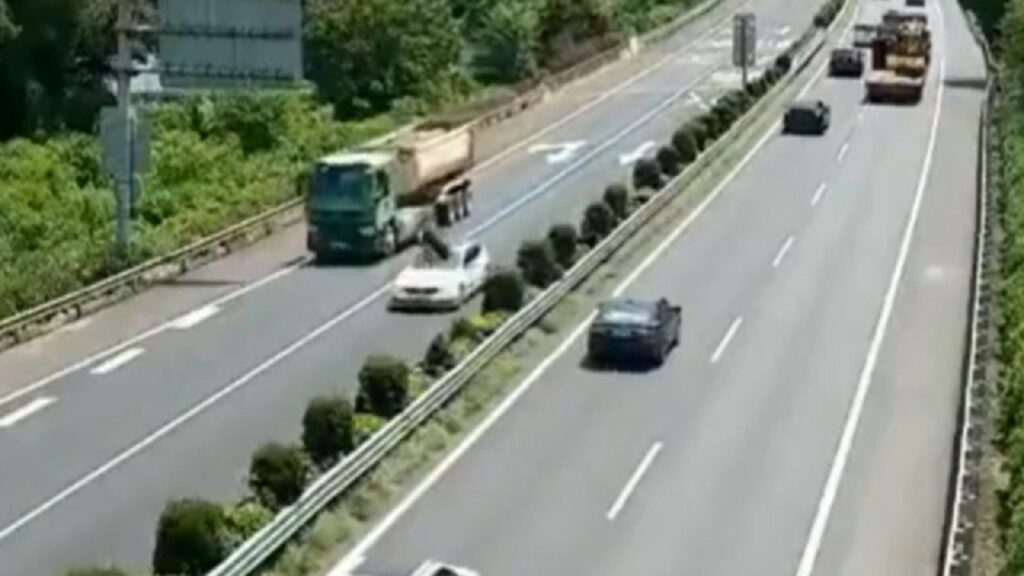 Pneu cai de caminhão e atinge carro em movimento na China