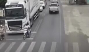 Ponto cego: mulher quase é atropelada por caminhão em avenida do Rio Grande do Norte