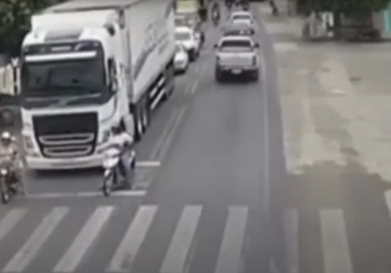 Ponto cego: mulher quase é atropelada por caminhão em avenida do Rio Grande do Norte