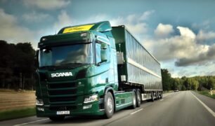 Scania testa seu primeiro caminhão movido por energia solar