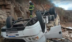 Caminhoneiro morre em acidente na BA-026 e parte da carga transportada é saqueada