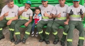 Uma criança de 3 anos demonstra todo seu amor por caminhões e pelos trabalhadores da coleta de lixo