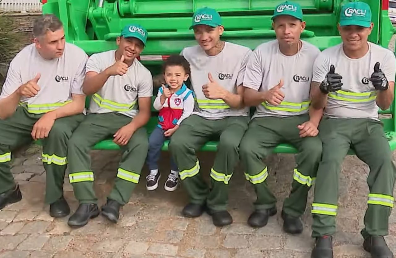 Uma criança de 3 anos demonstra todo seu amor por caminhões e pelos trabalhadores da coleta de lixo