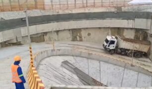 Caminhão-caçamba não consegue subir aclive, desce de ré e colide contra pilar