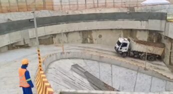 Caminhão-caçamba não consegue subir aclive, desce de ré e colide contra pilar