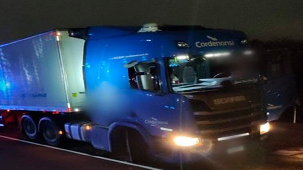 Um caminhoneiro foi agredido por assaltantes depois que o sistema de rastreamento bloqueou o caminhão durante o roubo