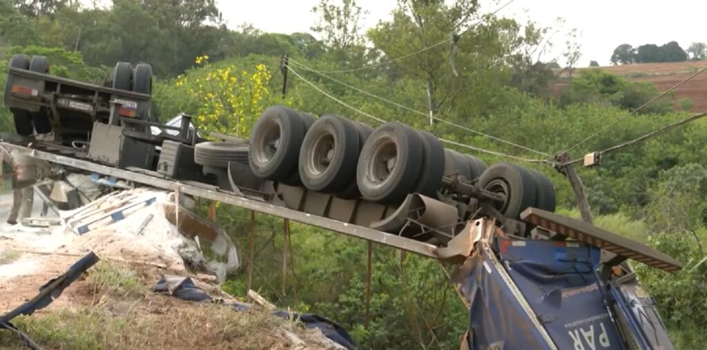 Carga se solta durante curva e caminhão tomba em rodovia