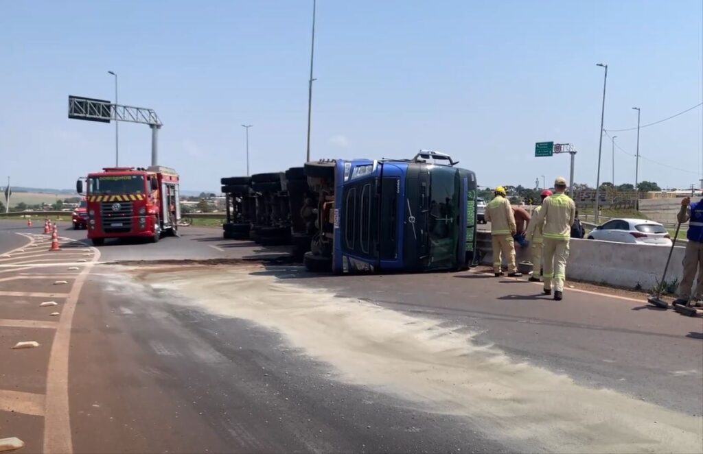 Carreta carregada com adubo tomba, e caminhoneiro fica ferido na BR-467