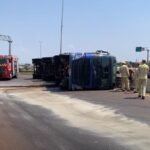 Carreta carregada com adubo tomba, e caminhoneiro fica ferido na BR-467