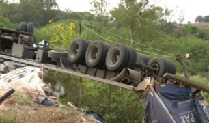 Carga se solta durante curva e caminhão tomba em rodovia