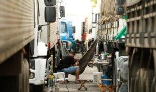 Falta de segurança e pontos de paradas prejudicam caminhoneiros