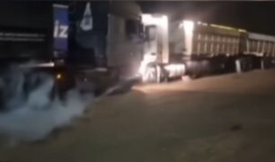 Carreta pega fogo após caminhoneiro queimar os pneus tentando empurrar outra carreta