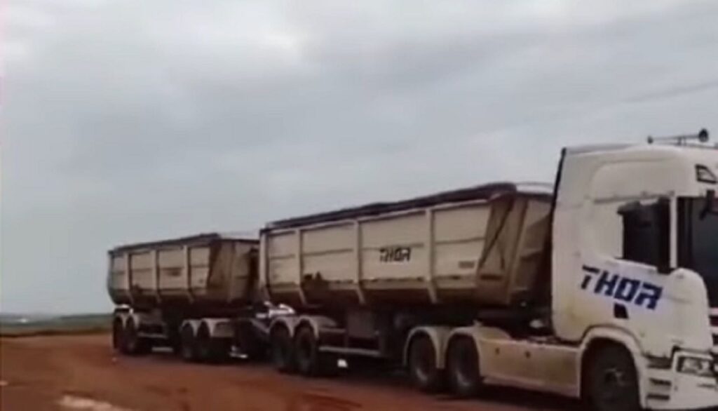 Caminhoneiro sobrevive após levar um choque elétrico causado por um colega de profissão